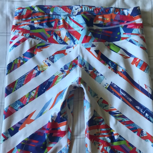 ATHLETA White Colorful Sonar Kaleidoscope Chevron Cropped Leggings Sz M - Picture 6 of 16